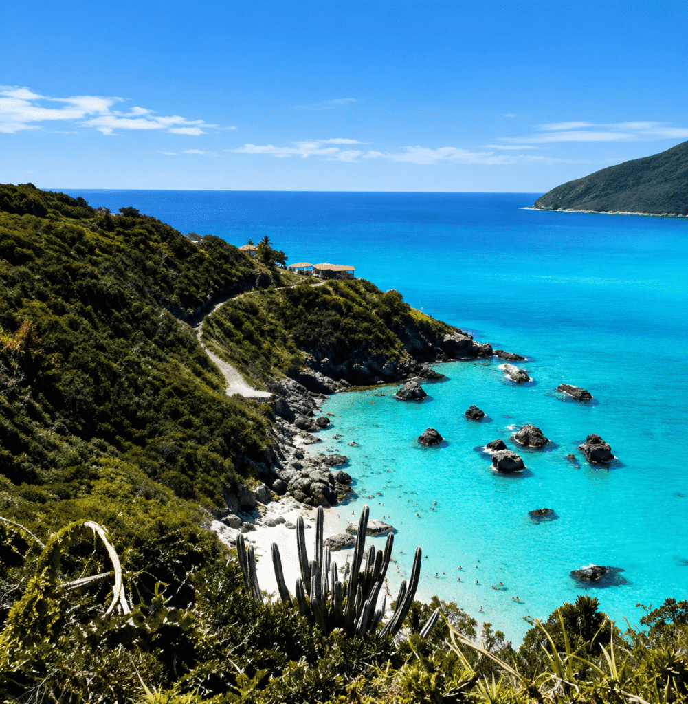 Vista panorâmica de Arraial do Cabo no Rio de Janeiro com mar azul cristalino, formações rochosas e paisagem natural