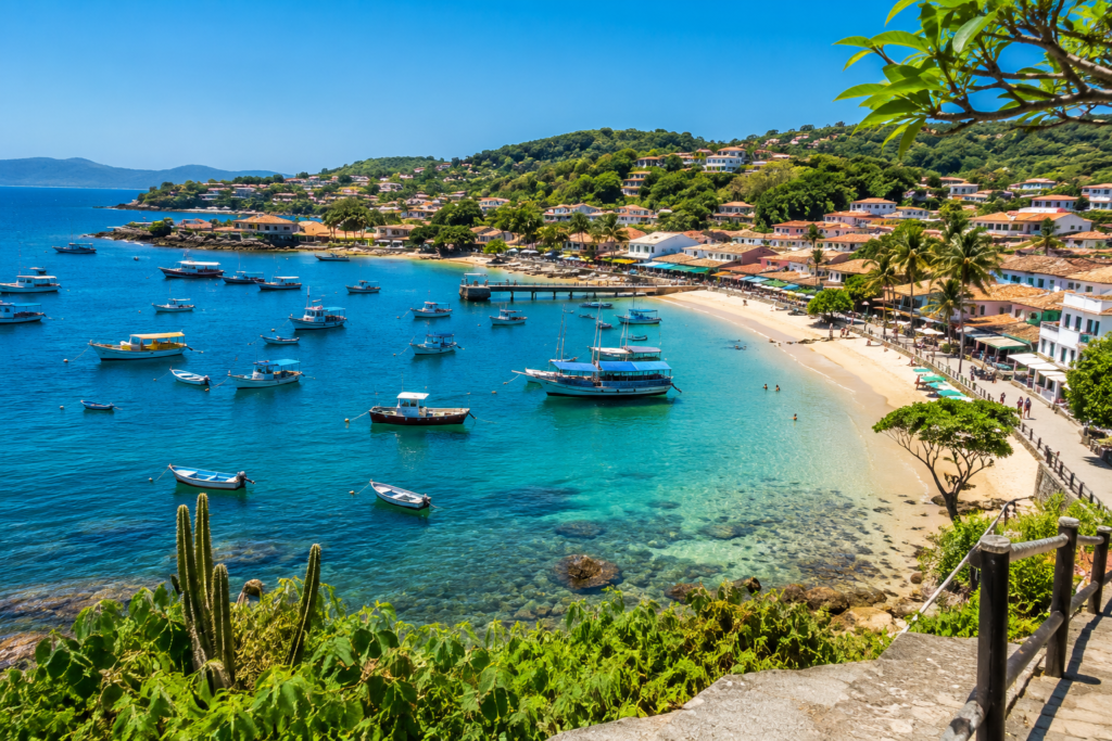 Praia de Búzios no Rio de Janeiro com águas cristalinas, paisagem tropical e cenário paradisíaco da Região dos Lagos