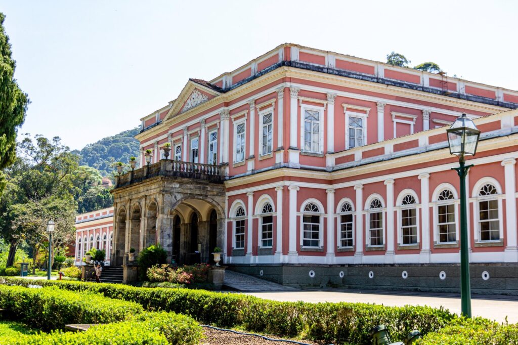 Turistas visitando Petrópolis no Rio de Janeiro durante passeio pela Cidade Imperial com arquitetura histórica e paisagens da serra