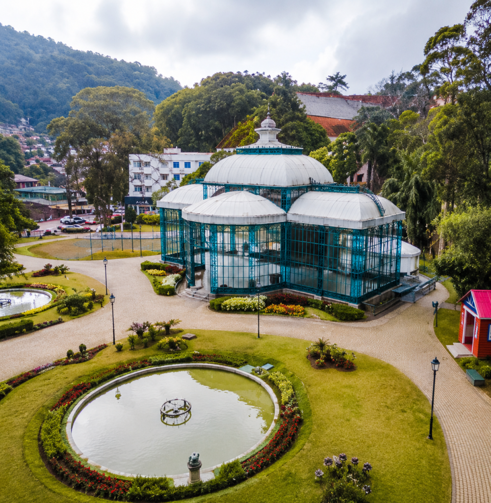 Vista do Palácio de Cristal em Petrópolis no Rio de Janeiro com jardins, lago e paisagem histórica