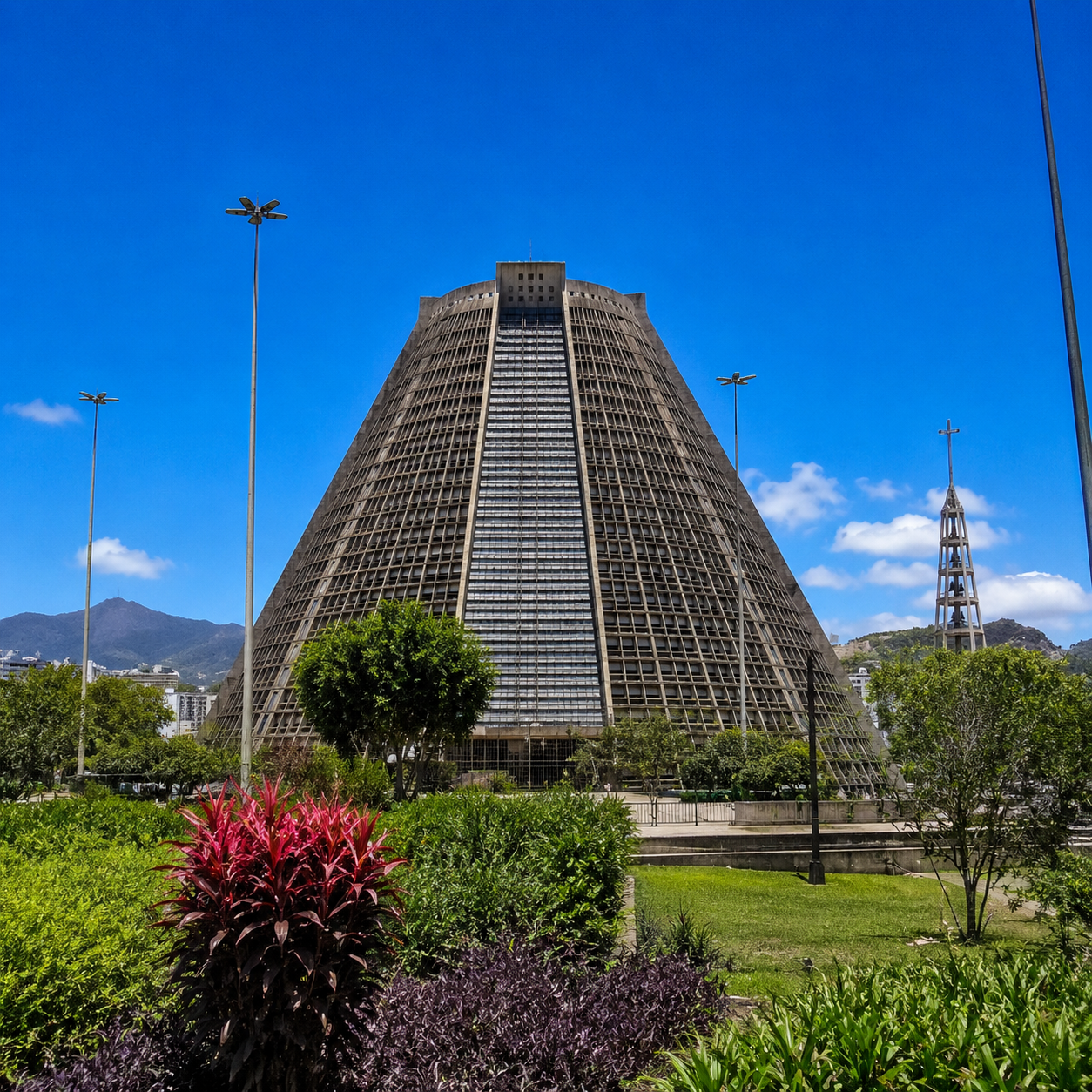 Vista da Catedral Metropolitana de São Sebastião, um dos principais cartões-postais do Rio de Janeiro, destacando sua arquitetura moderna e monumental.